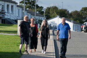 Mennesker går i boligområde